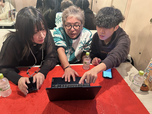 チームでゲームに挑戦する様子1