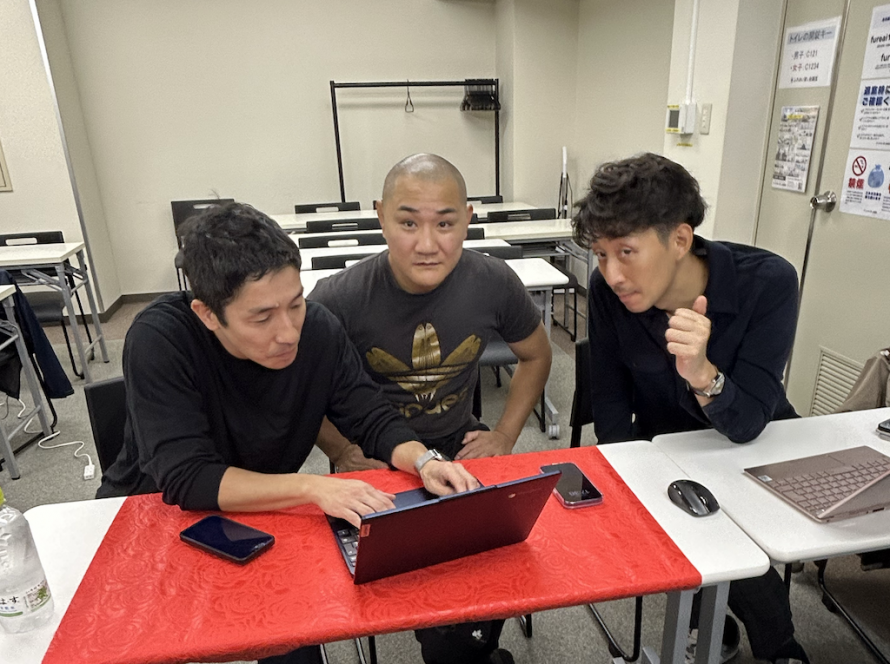 チームでゲームに挑戦する様子4